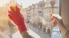 Čím umývat okna na podzim? Tajný prostředek – zbaví vás šmouh a nečistot navždy